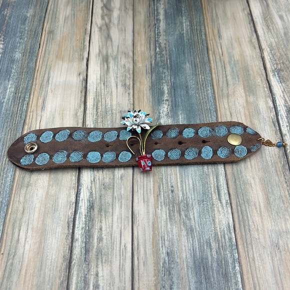 ⭐️Adorned Crown enamel flower blue dot artisan assemblage leather bracelet - Picture 4 of 12